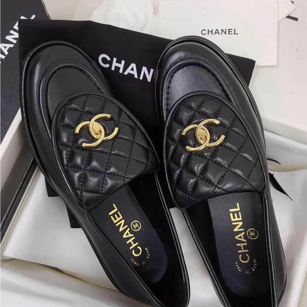 CHANEL Turnlock Loafers- Black - brand new